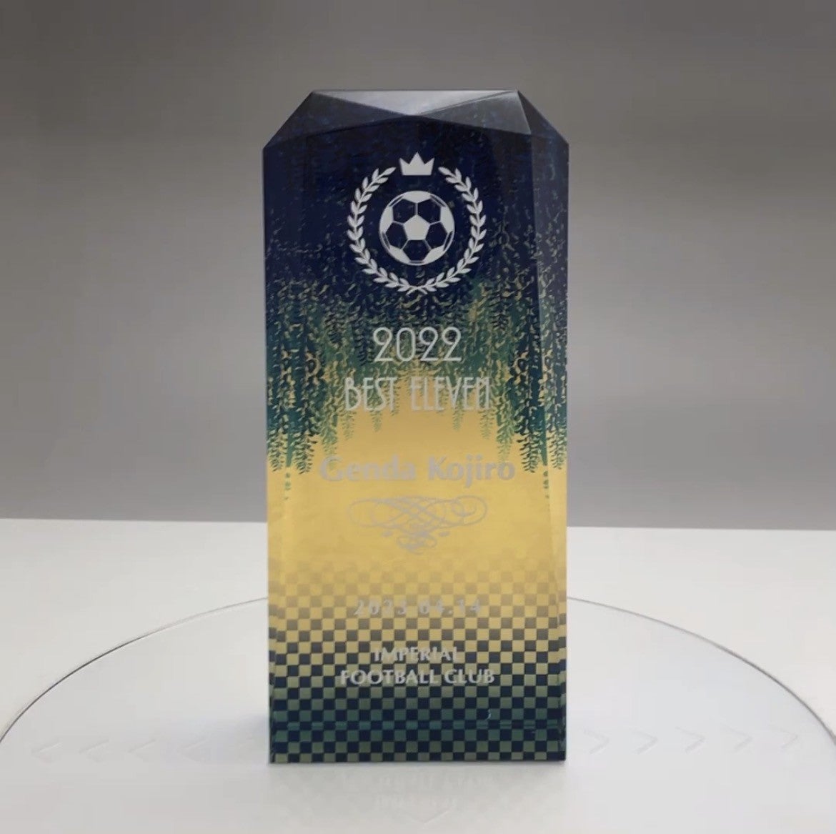 正面から見たトロフィー