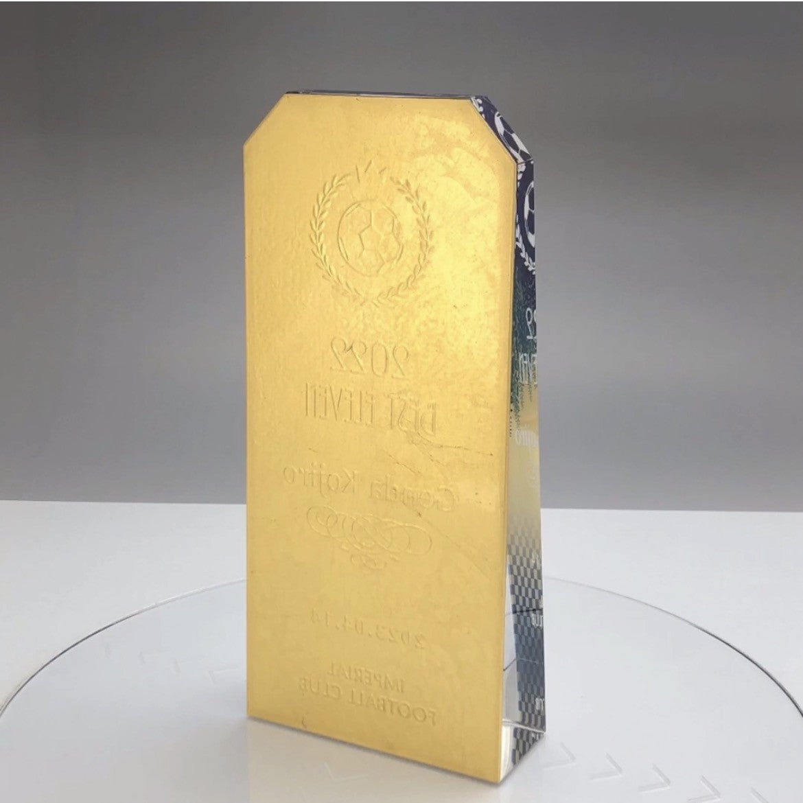 裏から見たトロフィー