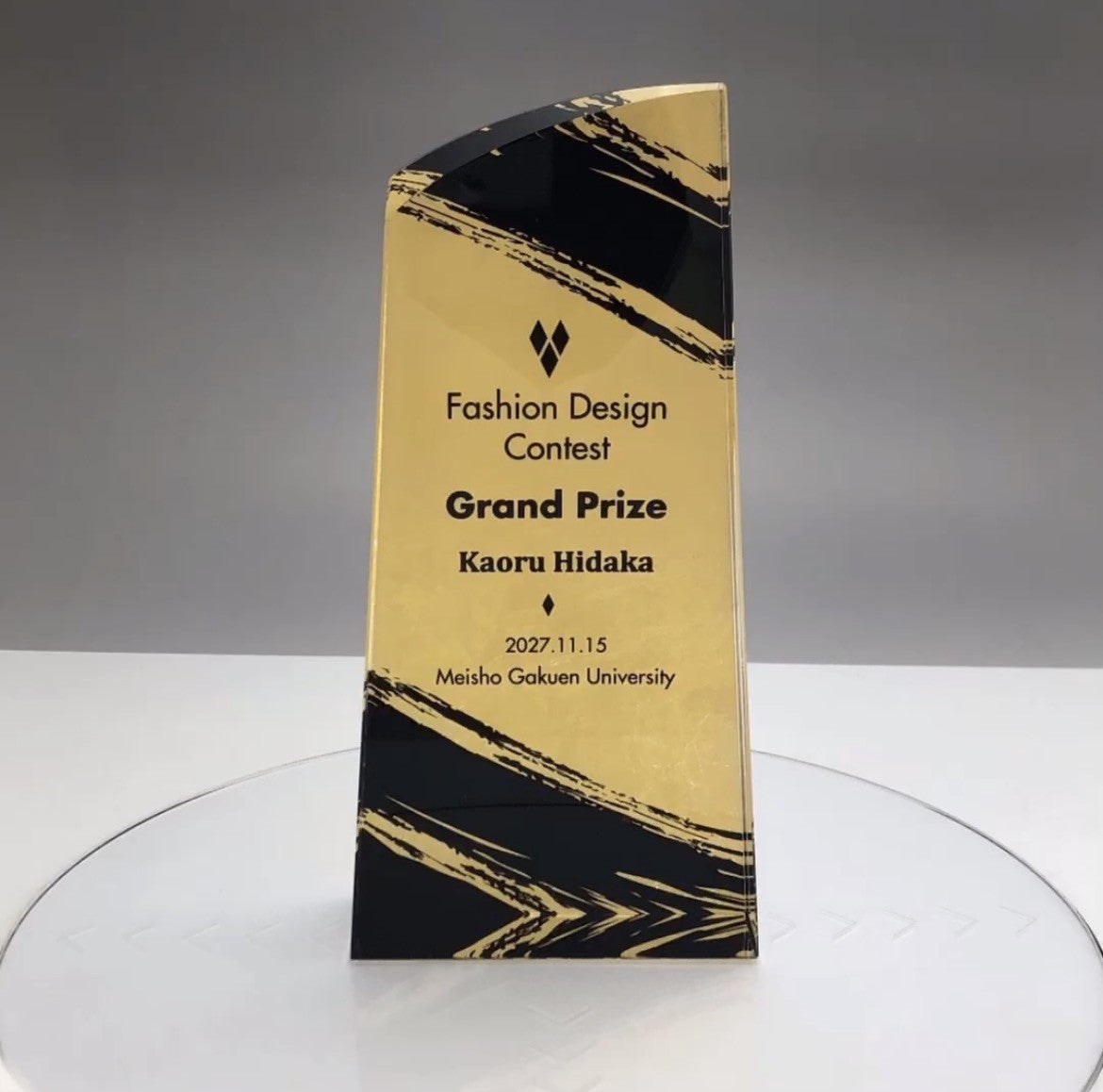 正面から見たトロフィー