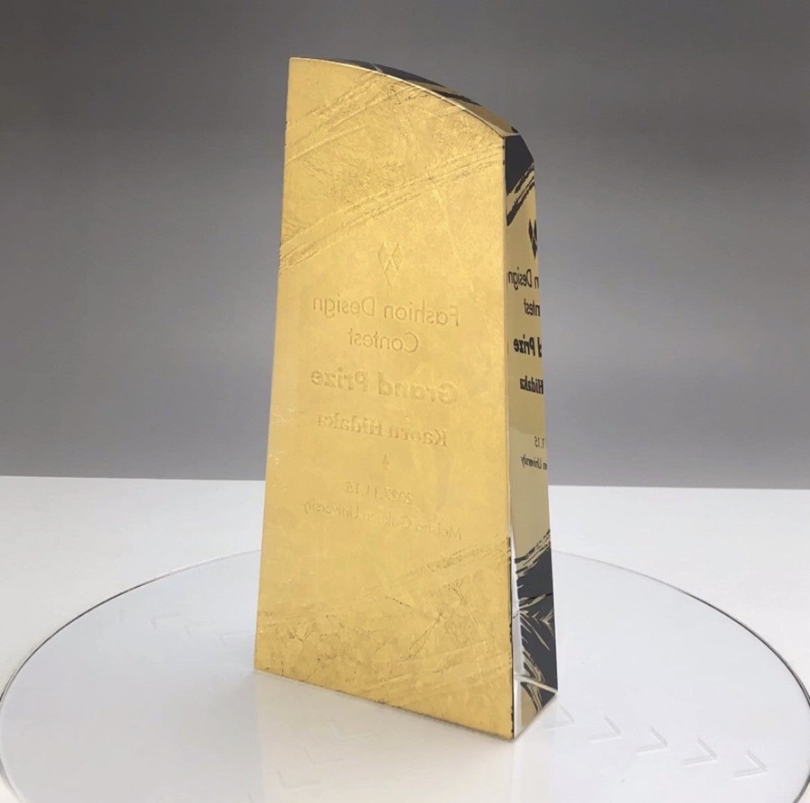 裏から見たトロフィー