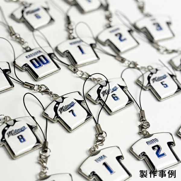 ユニフォームストラップTシャツ型（メタル）｜入卒団記念品1個から